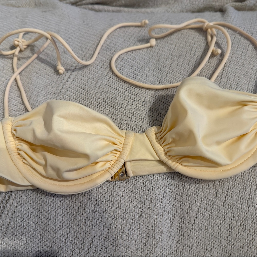 Women's Cream Underwire Bikini Top - Stylish Swimwear